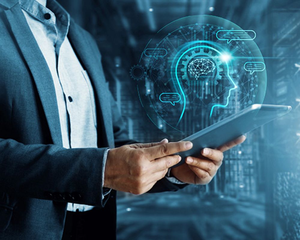 Ein KI-Manager hält ein Tablet in den Händen. Um ihn herum sind verschiedene technische Strukturen eingeblendet, welche Künstliche Intelligenz symbolisieren sollen.