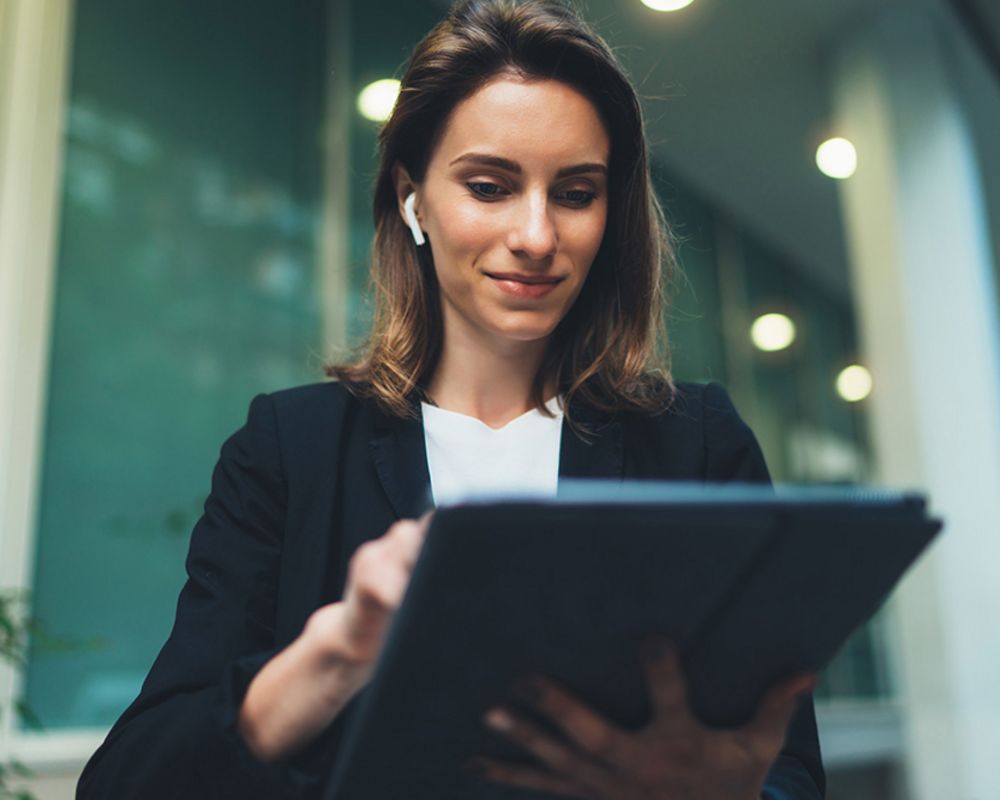 Eine IT-Systemadministratorin prüft die Sicherheit einer Verbindung auf Ihrem Tablet.