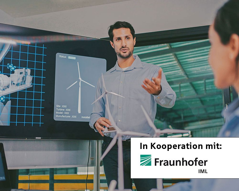 Geschäftsmann hält eine Präsentation für den Nutzen von KI für die Nachhaltigkeit mittelständischer Unternehmen. Es ist das Fraunhofer IML Logo platziert, da es sich um eine Kooperation mit diesem Institut handelt.