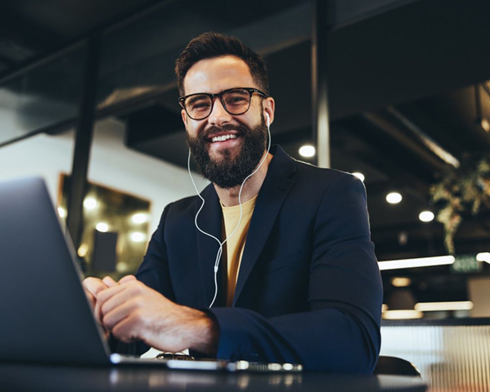 Eine Führungskraft nimmt an seinem Laptop an einer Online-Schulung zum Thema Finanzmanagement und Führung teil. 