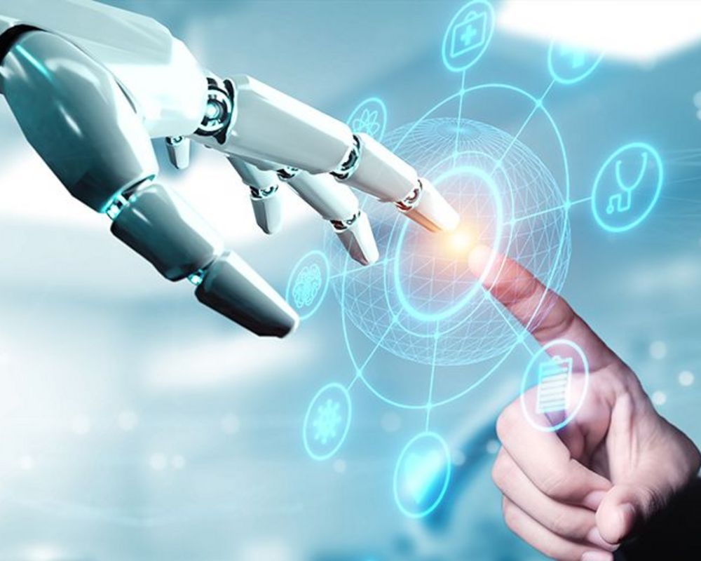 Es berühren sich zwei Hände mit den Zeigefingern. Eine Hand ist menschlich und eine symbolisiert eine KI-Hand.